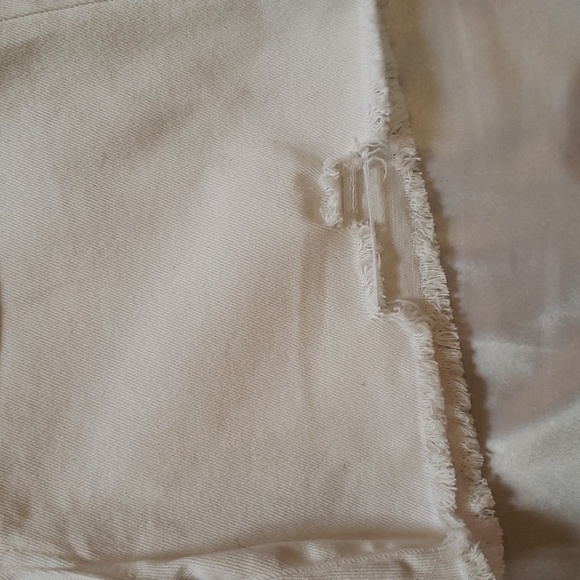 Sincerely Jules NWT size 1 white distressed denim shorts - Picture 3 of 6